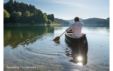 Mann in einem Kanu auf dem Hennesee
