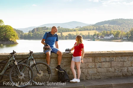 Zwei Radfahrer an der Diemelsee Staumauer