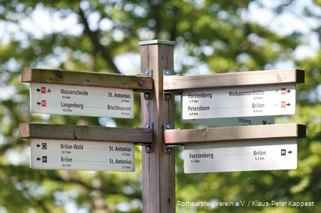 Nahaufnahme von einem Weegweiser mit Wanderwegen
