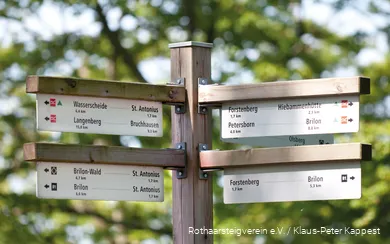 Nahaufnahme von einem Weegweiser mit Wanderwegen