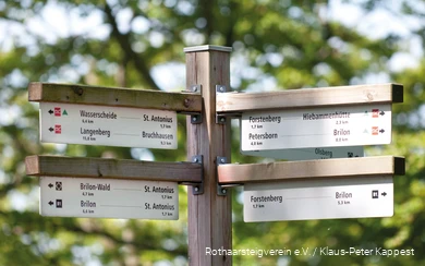 Nahaufnahme von einem Weegweiser mit Wanderwegen