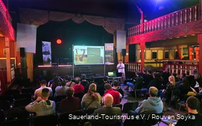 Im Saloon des Fort Fun Abenteuerlands werden Inhalte zum Tag der Ausflugsziele vor dem Publikum präsentiert.