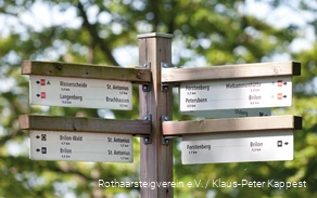 Nahaufnahme von einem Weegweiser mit Wanderwegen