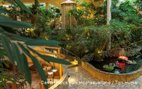 Das Schwimmbad Aqua Mundo wirkt durch die vielen Pflanzen wie ein Jungel. Links ist ein Teil des Gastronomiebereichs zu sehen.