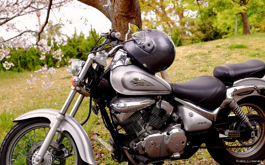 Motorrad im Grünen