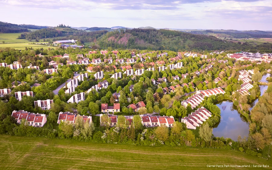 Blick auf den Center Parcs Park Hochsauerland aus der Vpgelperspektive mit seinen unzähligen Häusern inmitten der grünen Landschaft.