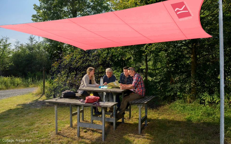 Bänke mit Sonnensegel_rot