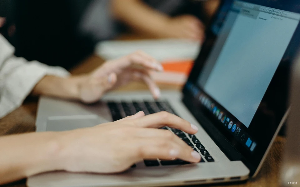 Nahaufnahme Tippen am Laptop