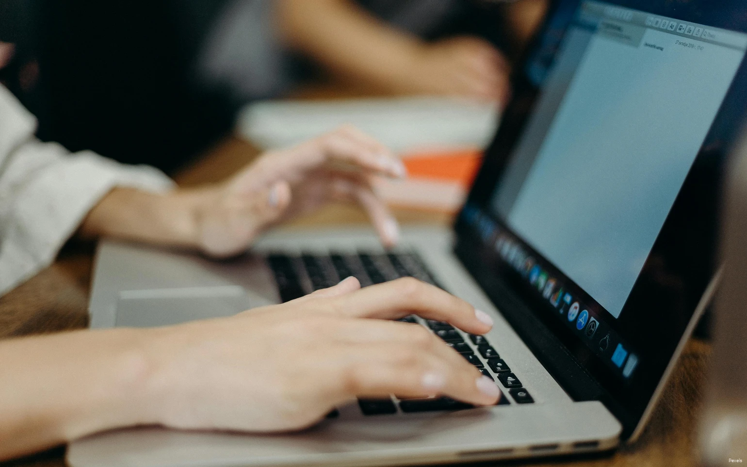 Nahaufnahme Tippen am Laptop