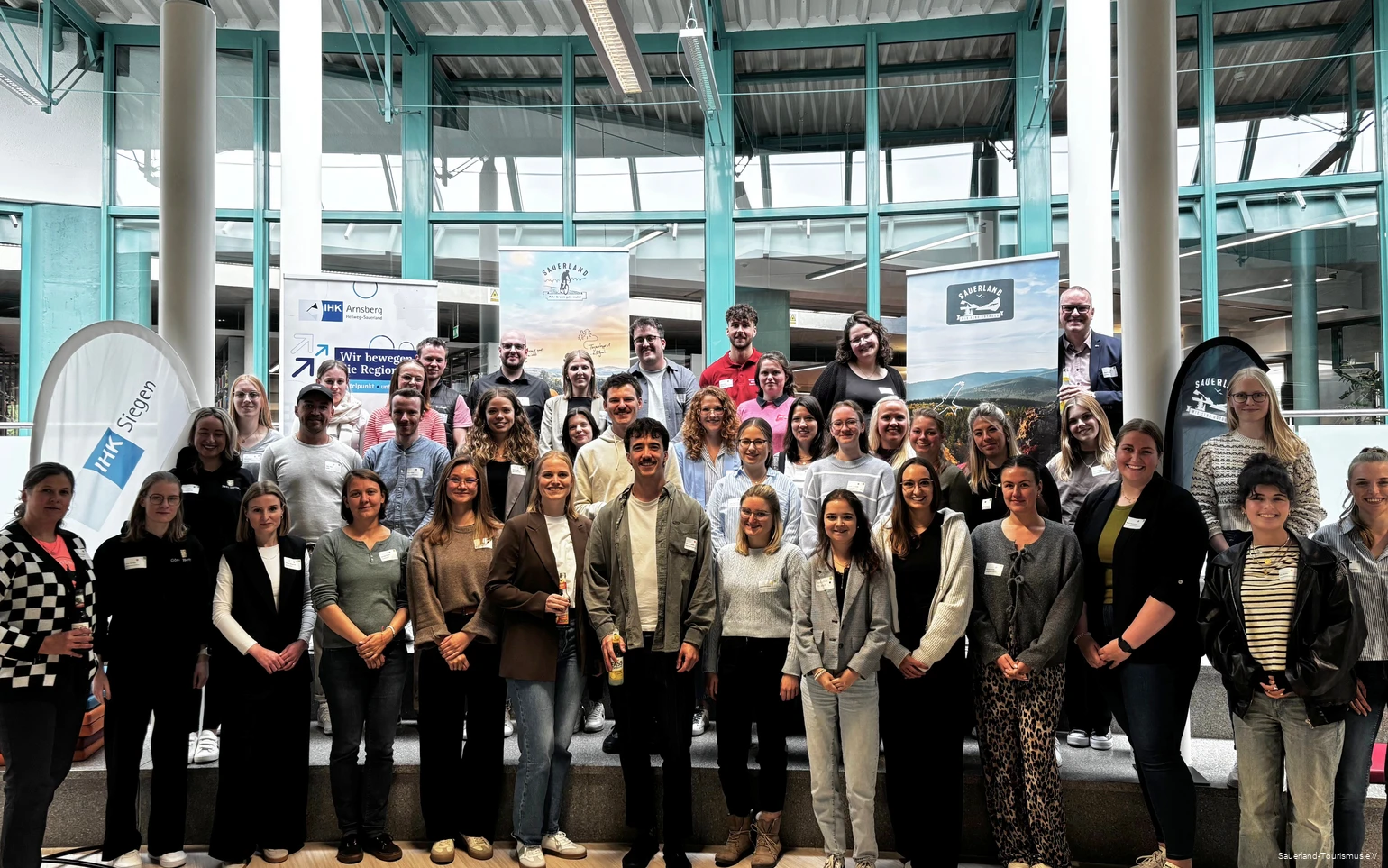 Gruppenfoto der Teilnehmenden des Tourismus-Barcamp 2025 in der Fachhochschule Südwestfalen in Meschede.