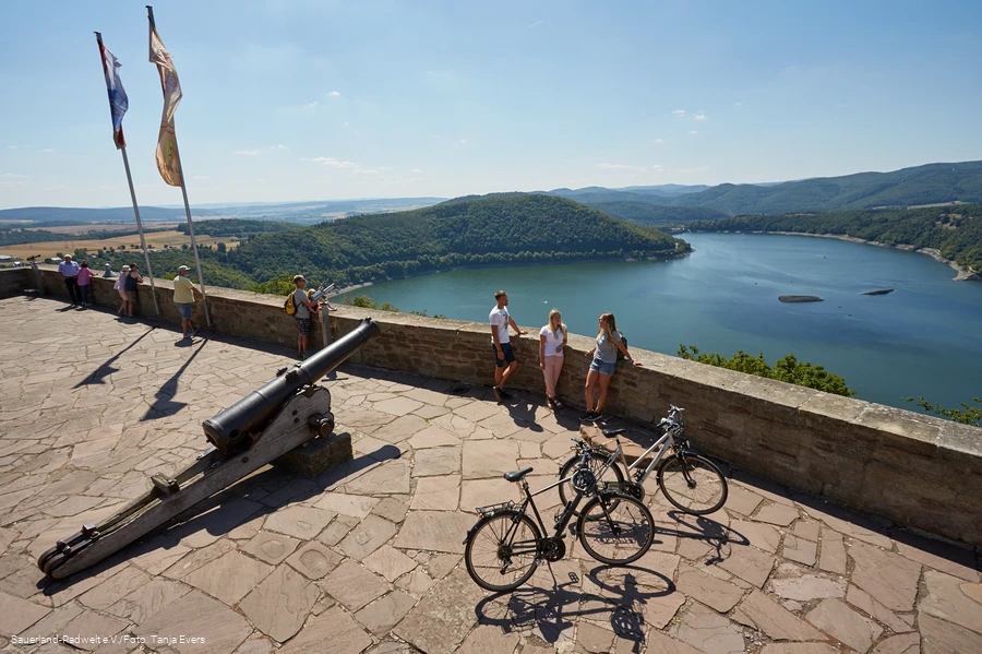 Ein Blick vom Schloss Waldeck &uuml;ber den Edersee