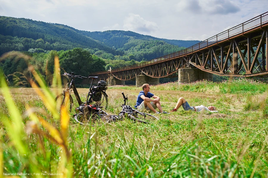 Eine kleine Pause bei der Radtour an der Fischbauchtr&auml;gerbr&uuml;cke B&ouml;ddinghausen.