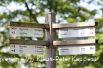 Nahaufnahme von einem Weegweiser mit Wanderwegen
