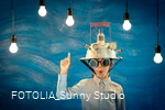 Junge mit  Helm und Glühbirne