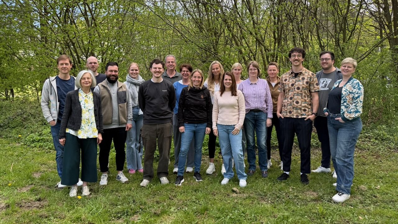 Das Team des Sauerland Tourismus zeigt sich vor einer kleinen Baumfront.